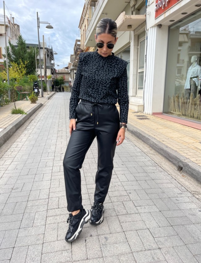 Μαύρο faux-leather παντελόνι σε χαλαρή γραμμή, με λάστιχο και ρυθμιζόμενο κορδόνι στην μέση, ρεβέρ στο τελείωμα και πλάγιες τσέπες Innocent