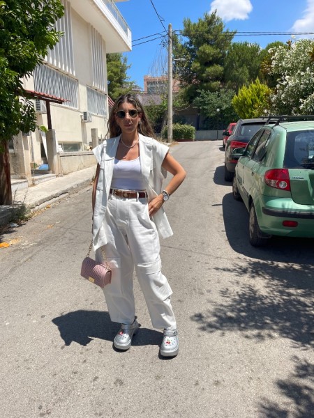 Λευκό ψηλόμεσο παντελόνι, σε ελαφρύ denim ύφασμα, τύπου military, με cargo τετράγωνες πλαϊνές τσέπες και κλείσιμο με ιδιαίτερο κούμπωμα Innocent 