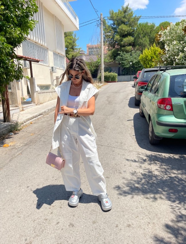 Λευκό ψηλόμεσο παντελόνι, σε ελαφρύ denim ύφασμα, τύπου military, με cargo τετράγωνες πλαϊνές τσέπες και κλείσιμο με ιδιαίτερο κούμπωμα Innocent 