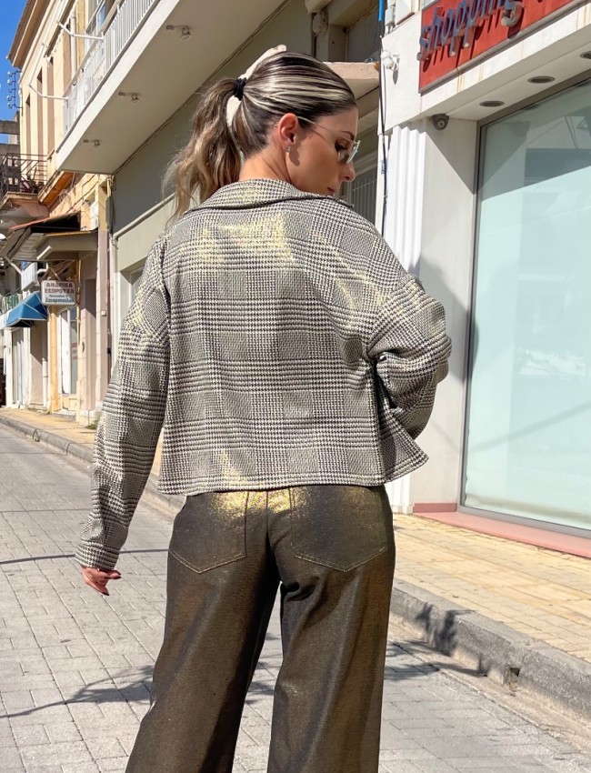 Καρώ μπεζ σταυροκουμπωτό κοντό σακάκι με χρυσή μεταλλική όψη, διπλή σειρά με κουμπιά μπροστά, ρεγκλάν μανικοκόλληση και μικρό ρεβέρ στις μανσέτες Innocent 