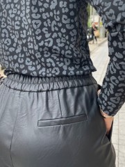Μαύρο faux-leather παντελόνι σε χαλαρή γραμμή, με λάστιχο και ρυθμιζόμενο κορδόνι στην μέση, ρεβέρ στο τελείωμα και πλάγιες τσέπες Innocent