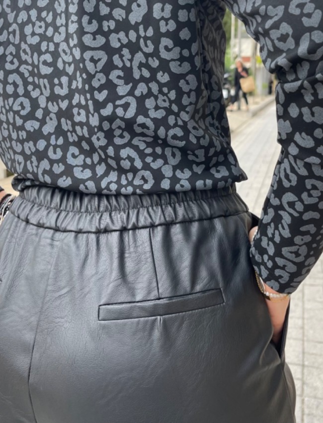 Μαύρο faux-leather παντελόνι σε χαλαρή γραμμή, με λάστιχο και ρυθμιζόμενο κορδόνι στην μέση, ρεβέρ στο τελείωμα και πλάγιες τσέπες Innocent