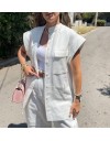 Λευκό γιλέκο σε ελαφρύ denim ύφασμα, τύπου military , με μπροστινές καπακωτές τσέπες, αποσπώμενη ζώνη στη μέση και μπροστινό κλείσιμο με κουμπιά κατά μήκος Innocent