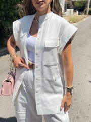 Λευκό γιλέκο σε ελαφρύ denim ύφασμα, τύπου military , με μπροστινές καπακωτές τσέπες, αποσπώμενη ζώνη στη μέση και μπροστινό κλείσιμο με κουμπιά κατά μήκος Innocent