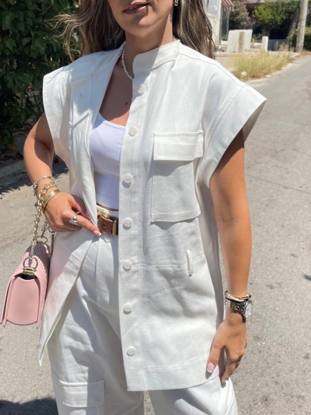 Λευκό γιλέκο σε ελαφρύ denim ύφασμα, τύπου military , με μπροστινές καπακωτές τσέπες, αποσπώμενη ζώνη στη μέση και μπροστινό κλείσιμο με κουμπιά κατά μήκος Innocent