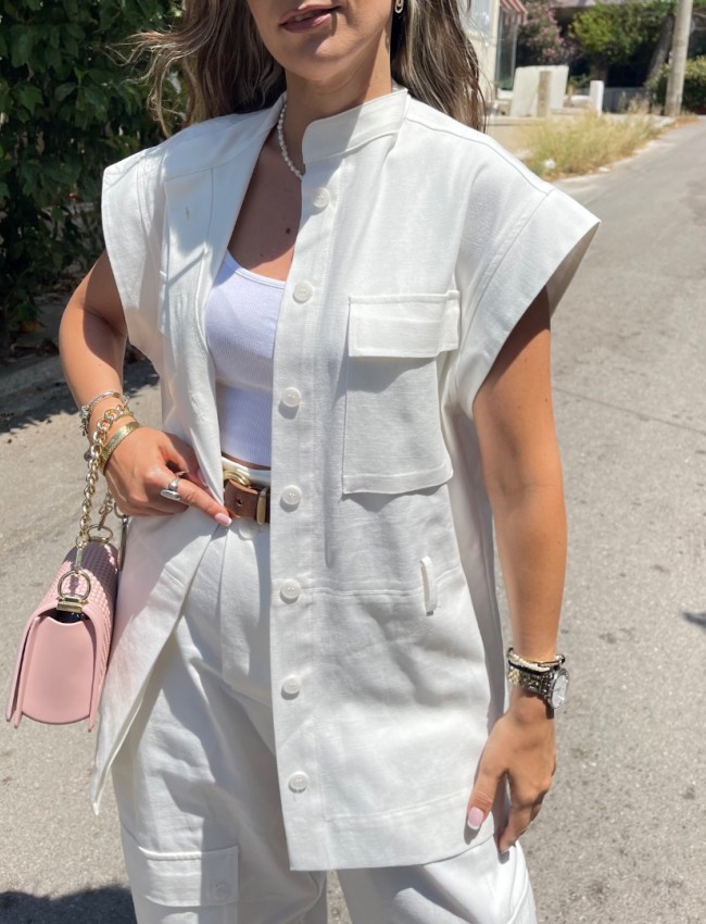 Λευκό γιλέκο σε ελαφρύ denim ύφασμα, τύπου military , με μπροστινές καπακωτές τσέπες, αποσπώμενη ζώνη στη μέση και μπροστινό κλείσιμο με κουμπιά κατά μήκος Innocent