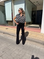 Εμπριμέ άσπρο μαύρο αμάνικο πουκάμισο σε τετράγωνη γραμμή με γεωμετρικό τύπωμα και καρδούλες, πιέτες στους ώμους και μικρό λάστιχο στο τελείωμα Innocent 