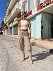 Καρώ μπεζ ψηλόμεση βερμούδα, σε ίσια γραμμή, πλαϊνές τσέπες και κλείσιμο με κρυφό φερμουάρ και κουμπί μπροστά Innocent 