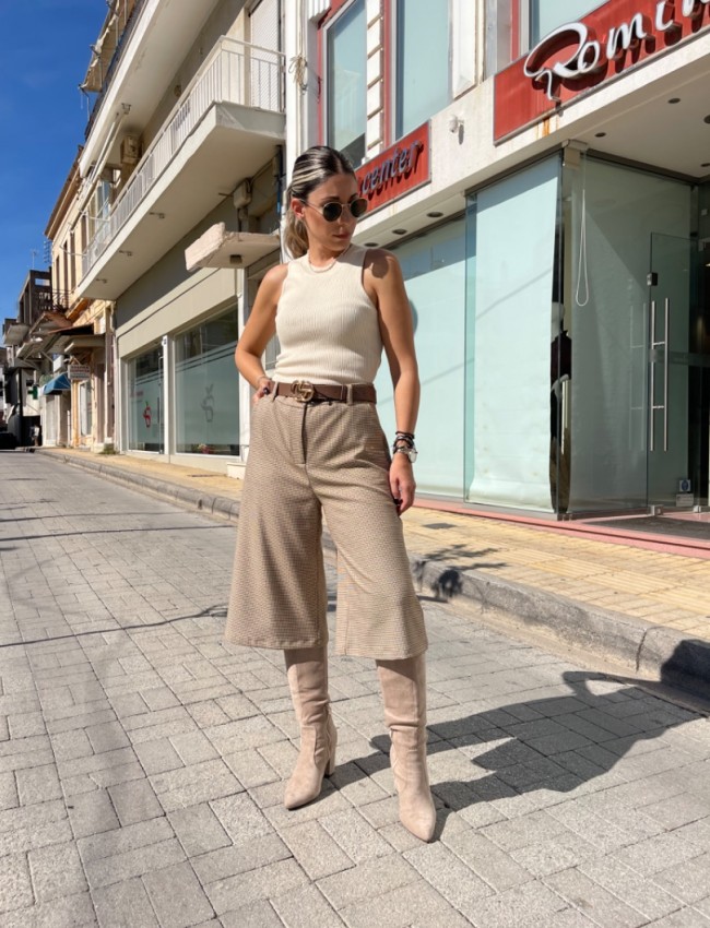 Καρώ μπεζ ψηλόμεση βερμούδα, σε ίσια γραμμή, πλαϊνές τσέπες και κλείσιμο με κρυφό φερμουάρ και κουμπί μπροστά Innocent 