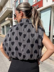 Εμπριμέ άσπρο μαύρο αμάνικο πουκάμισο σε τετράγωνη γραμμή με γεωμετρικό τύπωμα και καρδούλες, πιέτες στους ώμους και μικρό λάστιχο στο τελείωμα Innocent 