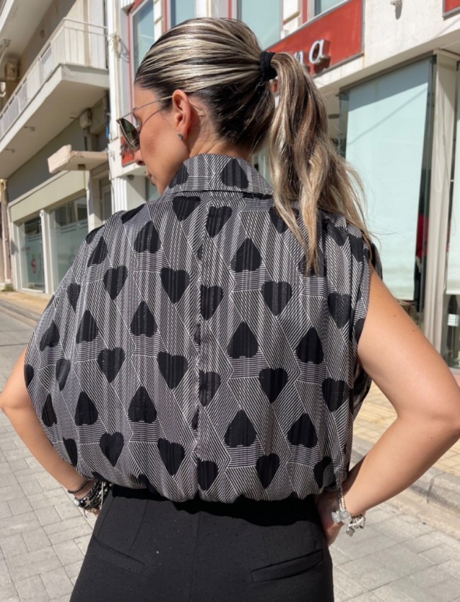 Εμπριμέ άσπρο μαύρο αμάνικο πουκάμισο σε τετράγωνη γραμμή με γεωμετρικό τύπωμα και καρδούλες, πιέτες στους ώμους και μικρό λάστιχο στο τελείωμα Innocent 