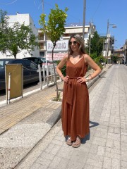 Καφέ αμάνικη satin touch ολόσωμη φόρμα, σε χαλαρή γραμμή, με λεπτές ρυθμιζόμενες  τιράντες και αποσπώμενη υφασμάτινη ζώνη Innocent