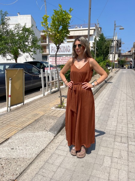 Καφέ αμάνικη satin touch ολόσωμη φόρμα, σε χαλαρή γραμμή, με λεπτές ρυθμιζόμενες  τιράντες και αποσπώμενη υφασμάτινη ζώνη Innocent