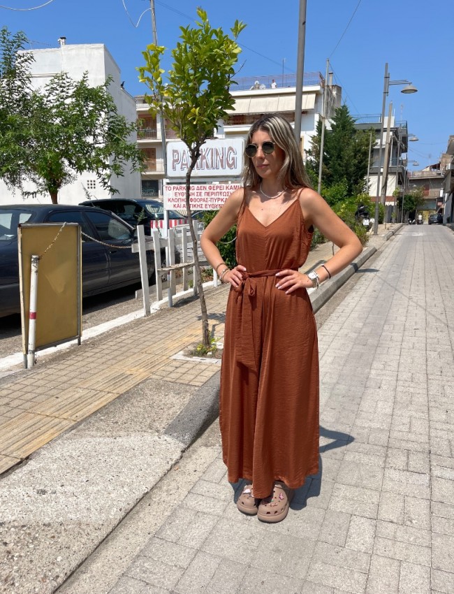 Καφέ αμάνικη satin touch ολόσωμη φόρμα, σε χαλαρή γραμμή, με λεπτές ρυθμιζόμενες  τιράντες και αποσπώμενη υφασμάτινη ζώνη Innocent