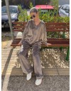 Μπεζ μακρυμάνικη βελουτέ μπλούζα σε χαλαρή γραμμή, V-λαιμόκοψη, ρεγκλάν μανικοκόλληση και μικρά πλαϊνά ανοίγματα Innocent
