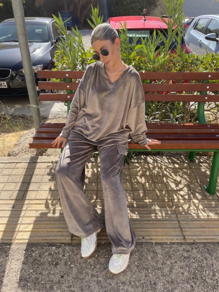 Μπεζ μακρυμάνικη βελουτέ μπλούζα σε χαλαρή γραμμή, V-λαιμόκοψη, ρεγκλάν μανικοκόλληση και μικρά πλαϊνά ανοίγματα Innocent