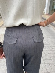 Tweed γκρι ψηλόμεση βερμούδα με πετρόλ ρίγα, μπροστινές πιέτες, πλάγιες τσέπες και κλείσιμο με κρυφό φερμουάρ και κουμπί μπροστά Innocent