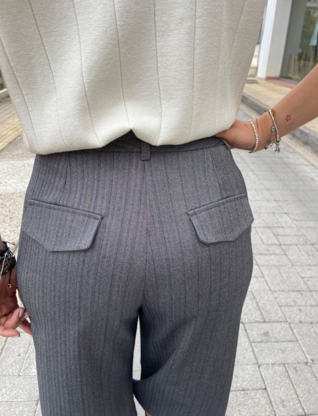 Tweed γκρι ψηλόμεση βερμούδα με πετρόλ ρίγα, μπροστινές πιέτες, πλάγιες τσέπες και κλείσιμο με κρυφό φερμουάρ και κουμπί μπροστά Innocent