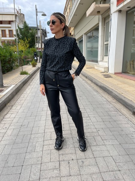 Μαύρο faux-leather παντελόνι σε χαλαρή γραμμή, με λάστιχο και ρυθμιζόμενο κορδόνι στην μέση, ρεβέρ στο τελείωμα και πλάγιες τσέπες Innocent
