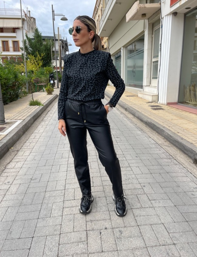 Μαύρο faux-leather παντελόνι σε χαλαρή γραμμή, με λάστιχο και ρυθμιζόμενο κορδόνι στην μέση, ρεβέρ στο τελείωμα και πλάγιες τσέπες Innocent