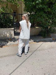 Λευκό ψηλόμεσο παντελόνι, σε ελαφρύ denim ύφασμα, τύπου military, με cargo τετράγωνες πλαϊνές τσέπες και κλείσιμο με ιδιαίτερο κούμπωμα Innocent 
