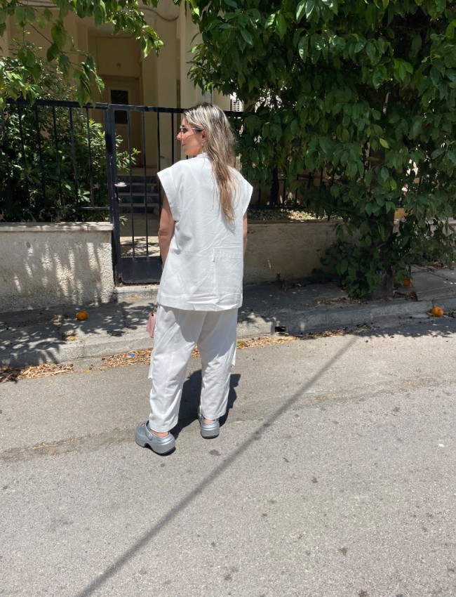 Λευκό ψηλόμεσο παντελόνι, σε ελαφρύ denim ύφασμα, τύπου military, με cargo τετράγωνες πλαϊνές τσέπες και κλείσιμο με ιδιαίτερο κούμπωμα Innocent 