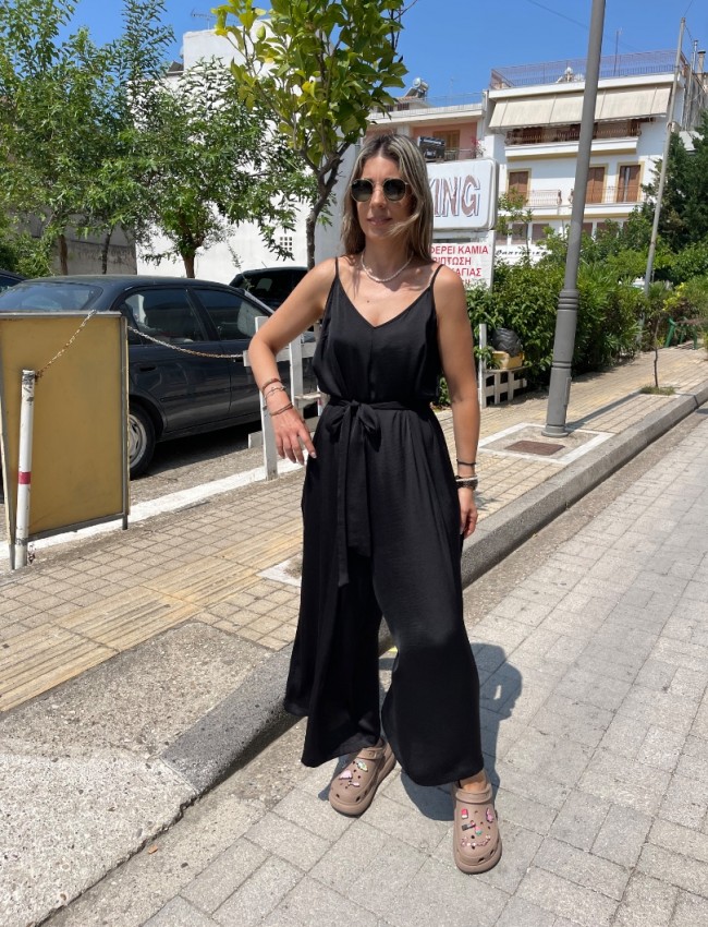 Μαύρη αμάνικη satin touch ολόσωμη φόρμα, σε χαλαρή γραμμή, με λεπτές ρυθμιζόμενες  τιράντες και αποσπώμενη υφασμάτινη ζώνη Innocent 