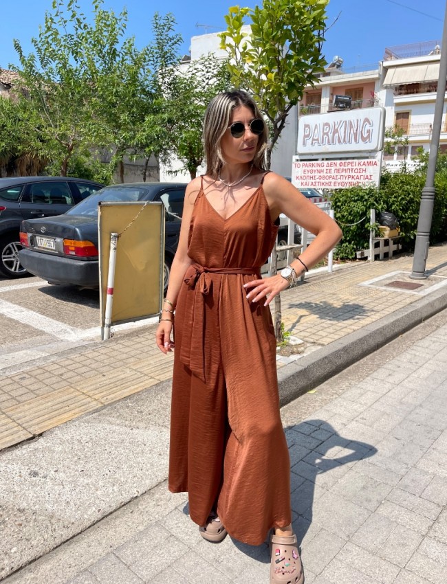 Καφέ αμάνικη satin touch ολόσωμη φόρμα, σε χαλαρή γραμμή, με λεπτές ρυθμιζόμενες  τιράντες και αποσπώμενη υφασμάτινη ζώνη Innocent