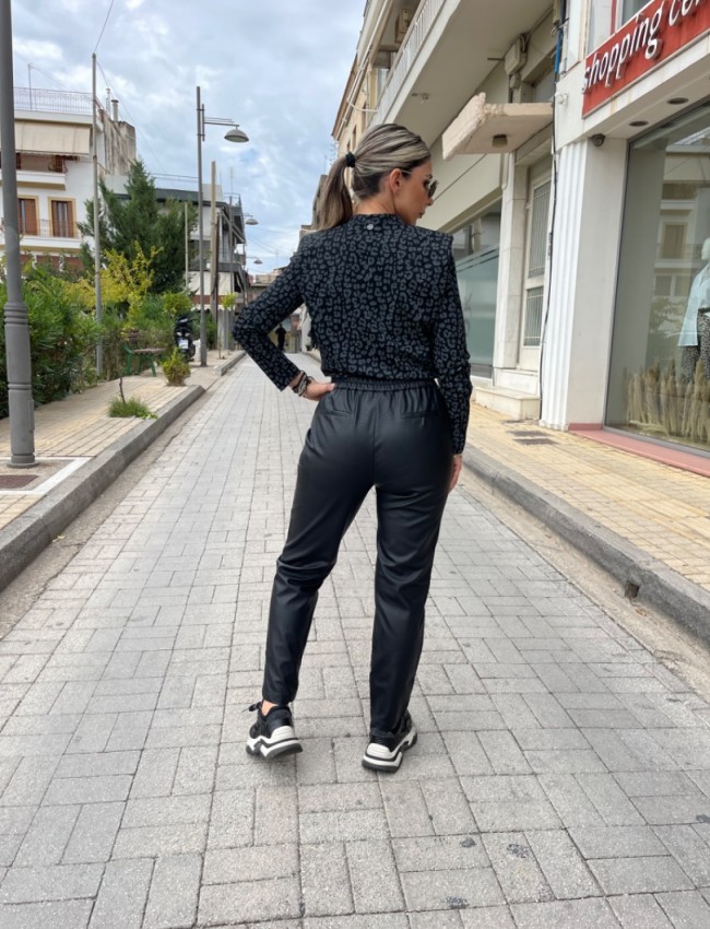 Μαύρο faux-leather παντελόνι σε χαλαρή γραμμή, με λάστιχο και ρυθμιζόμενο κορδόνι στην μέση, ρεβέρ στο τελείωμα και πλάγιες τσέπες Innocent