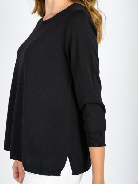 Μαύρη ανοιξιάτικη πλεκτή μπλούζα σε Α γραμμή με ανοιχτή στρογγυλή λαιμόκοψη, μικρό άνοιγμα στην πλάτη και στα πλαϊνά Julia Bergovich