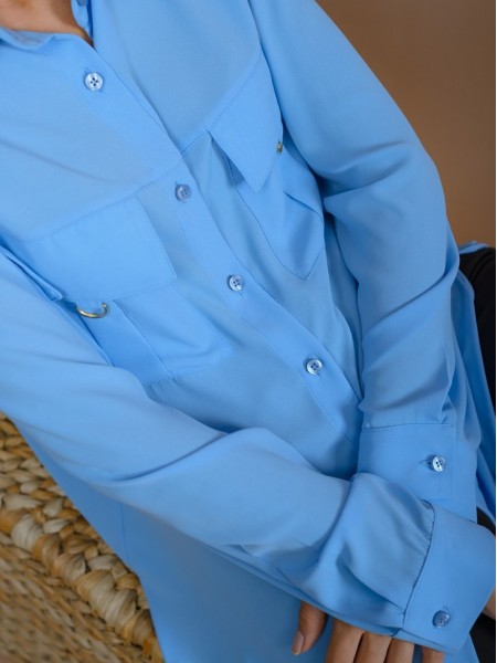 Γαλάζιο μακρυμάνικο μακρύ μουσελίνα πουκάμισο σε ίσια γραμμή, με μεγάλες μπροστινές τσέπες με καπάκι και πλαϊνά ανοίγματα στο στρογγυλεμένο τελείωμα Lucifair