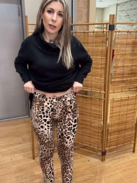 Animal printed μαύρο ψηλόμεσο βαμβακερό παντελόνι αστραγάλου, με διακοσμητικά κουμπιά μπροστά και κλείσιμο με κουμπί και κρυφό φερμουάρ μπροστά Lui e lei 