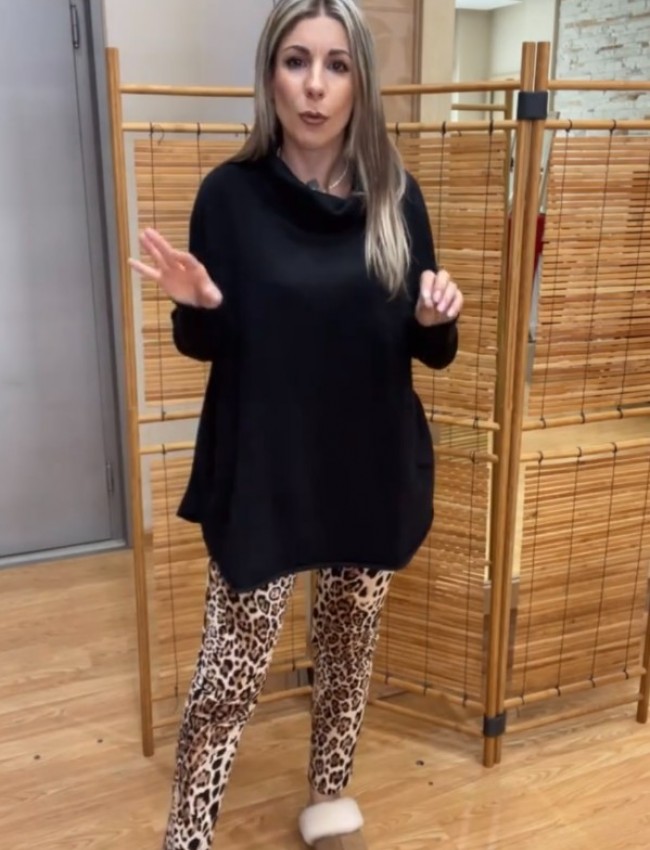 Animal printed μαύρο ψηλόμεσο βαμβακερό παντελόνι αστραγάλου, με διακοσμητικά κουμπιά μπροστά και κλείσιμο με κουμπί και κρυφό φερμουάρ μπροστά Lui e lei 