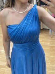 Ίντιγκο lurex αμάνικο maxi φόρεμα με έναν ώμο, φαρδιά μπάσκα στη μέση με σούρες  και αποσπώμενη εσάρπα Mikael