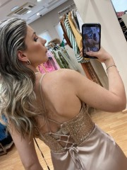 Nude χρυσό αμάνικο maxi σατέν φόρεμα σε γοργονέ γραμμή , επενδεδυμένο μπούστο με strass , σούρες στο πλάι και κορδόνια στην πλάτη Mikael