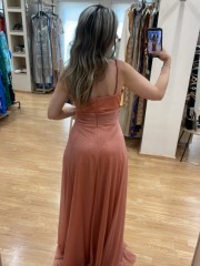 Κοραλλί lurex αμάνικο maxi φόρεμα με έναν ώμο, φαρδιά μπάσκα στη μέση με σούρες  και αποσπώμενη εσάρπα Mikael