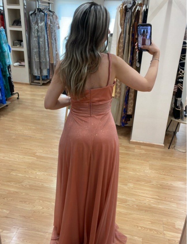Κοραλλί lurex αμάνικο maxi φόρεμα με έναν ώμο, φαρδιά μπάσκα στη μέση με σούρες  και αποσπώμενη εσάρπα Mikael