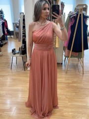 Κοραλλί lurex αμάνικο maxi φόρεμα με έναν ώμο, φαρδιά μπάσκα στη μέση με σούρες  και αποσπώμενη εσάρπα Mikael