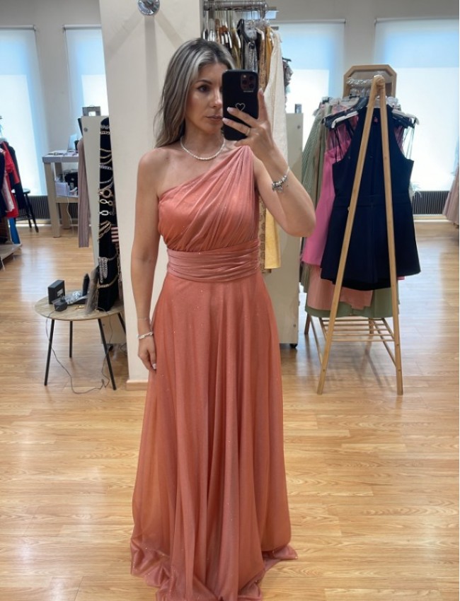 Κοραλλί lurex αμάνικο maxi φόρεμα με έναν ώμο, φαρδιά μπάσκα στη μέση με σούρες  και αποσπώμενη εσάρπα Mikael