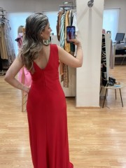 Κόκκινο αμάνικο maxi ζέρσεΐ φόρεμα σε ίσια γραμμή V-λαιμόκοψη, κεντημένα στρας στους ώμους, μικρές σούρες στο μπούστο και στη μέση Mikael