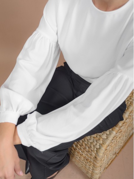 Εκρού μακρυμάνικη cropped HAILEY μπλούζα με κλειστή στρογγυλή λαιμόκοψη, ανάποδο κρουαζέ στην πλάτη με δέσιμο και σούρες στα μανίκια Mind Matter