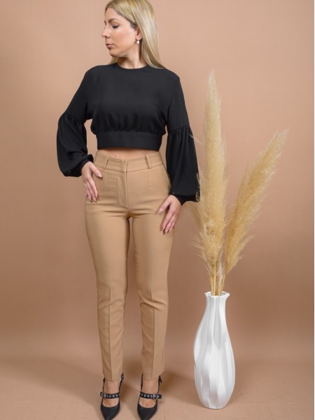 Μαύρη μακρυμάνικη cropped HAILEY μπλούζα με κλειστή στρογγυλή λαιμόκοψη, ανάποδο κρουαζέ στην πλάτη με δέσιμο και σούρες στα μανίκια Mind Matter