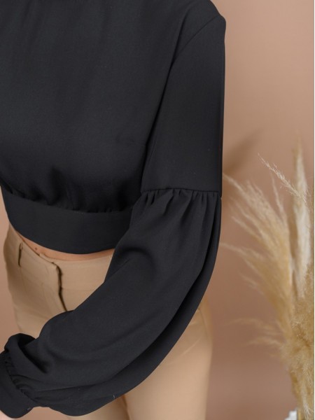 Μαύρη μακρυμάνικη cropped HAILEY μπλούζα με κλειστή στρογγυλή λαιμόκοψη, ανάποδο κρουαζέ στην πλάτη με δέσιμο και σούρες στα μανίκια Mind Matter