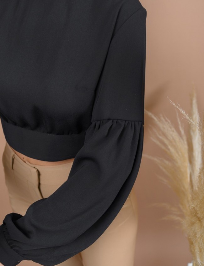 Μαύρη μακρυμάνικη cropped HAILEY μπλούζα με κλειστή στρογγυλή λαιμόκοψη, ανάποδο κρουαζέ στην πλάτη με δέσιμο και σούρες στα μανίκια Mind Matter