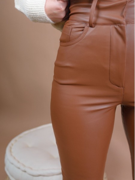 Ταμπά ψηλόμεσο faux-leather FLAVIE παντελόνι σε στενή γραμμή, με μύτες στην μπάσκα, εσωτερικό κρυφό κούμπωμα και τετράγωνες τσέπες πίσω Mind Matter