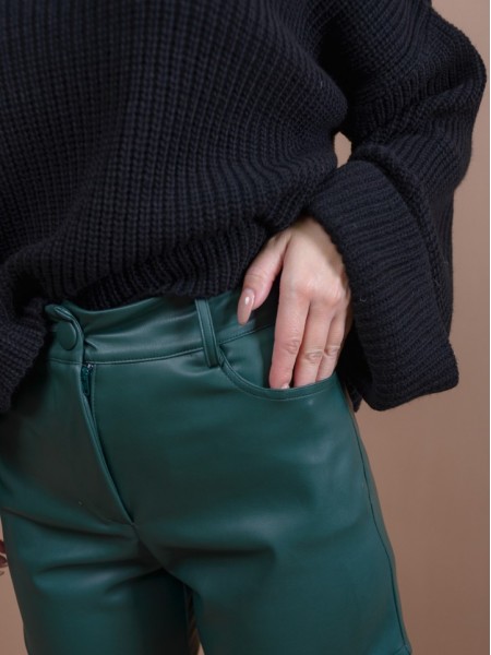 Πράσινο ψηλόμεσο faux-leather JOELLE σορτς με ασύμμετρο τελείωμα στα πλαϊνά, μπροστινές στρογγυλεμένες τσέπες και κλείσιμο με κουμπί και φερμουάρ Mind Matter