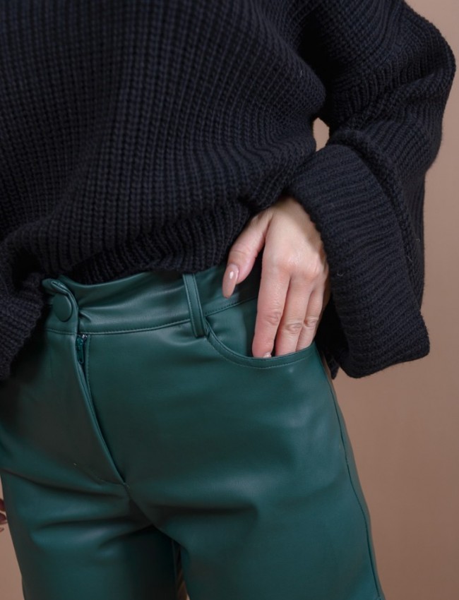 Πράσινο ψηλόμεσο faux-leather JOELLE σορτς με ασύμμετρο τελείωμα στα πλαϊνά, μπροστινές στρογγυλεμένες τσέπες και κλείσιμο με κουμπί και φερμουάρ Mind Matter