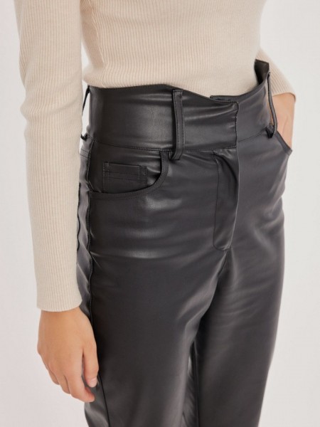Μαύρο ψηλόμεσο faux-leather FLAVIE παντελόνι σε στενή γραμμή, με μύτες στην μπάσκα, εσωτερικό κρυφό κούμπωμα και τετράγωνες τσέπες πίσω Mind Matter