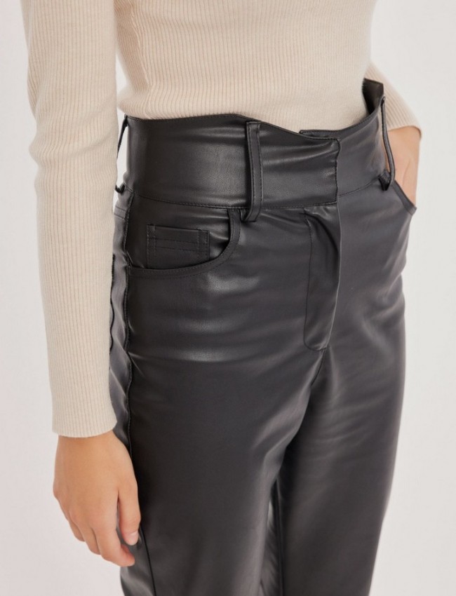 Μαύρο ψηλόμεσο faux-leather FLAVIE παντελόνι σε στενή γραμμή, με μύτες στην μπάσκα, εσωτερικό κρυφό κούμπωμα και τετράγωνες τσέπες πίσω Mind Matter