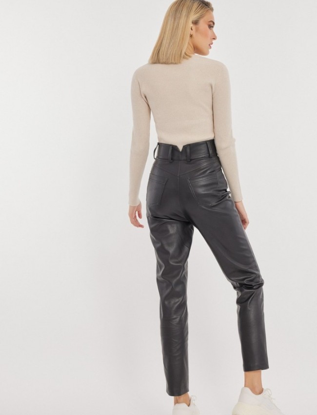 Μαύρο ψηλόμεσο faux-leather FLAVIE παντελόνι σε στενή γραμμή, με μύτες στην μπάσκα, εσωτερικό κρυφό κούμπωμα και τετράγωνες τσέπες πίσω Mind Matter